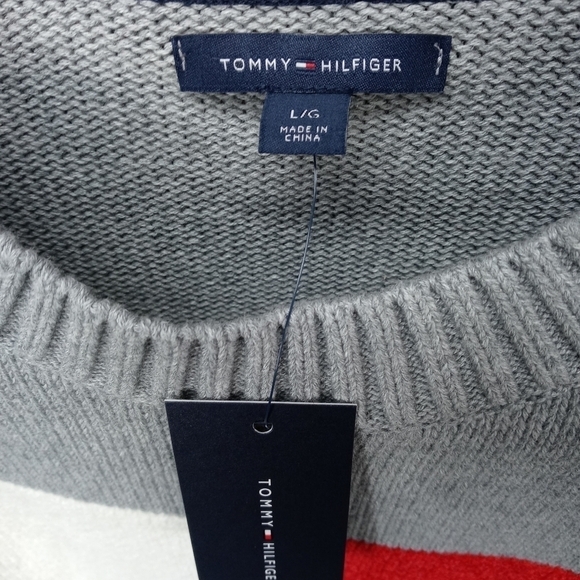 Tommy Hilfiger unisex long sleeve pullover sweater. Oversize Tommy Chest Flag. - Picture 4 of 7